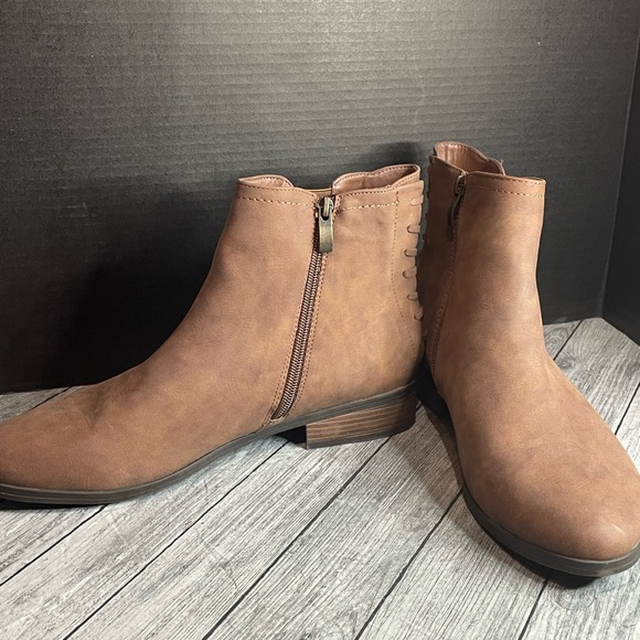 Limelight Shoes - Woman’s Limelight boots.‎ Size 11